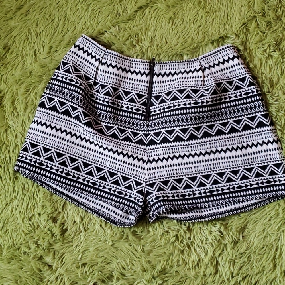 Umgee Geometric pleated shorts